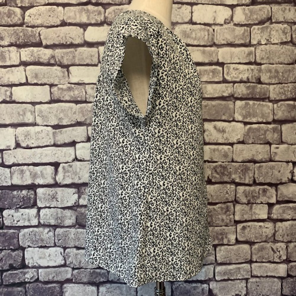Bobeau Black & White Blouse Size Large - Picture 8 of 9